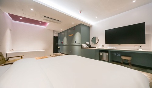 Room (Suite-Drive-in (Netflix/Bathtub))