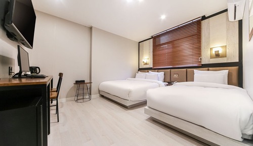 Room (Twin + breakfast + valet (Netflix You)