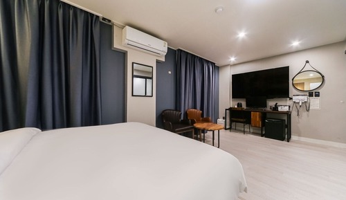 Room (Suite + breakfast + valet (Netflix Yo)