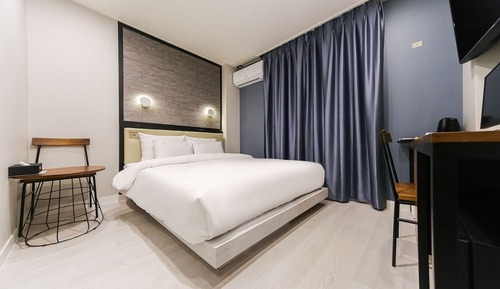Room (Deluxe + breakfast + valet (Netflix Y)