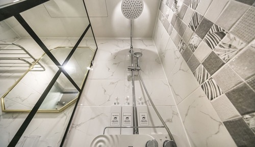 Room (Standard + breakfast + valet (Netflix)