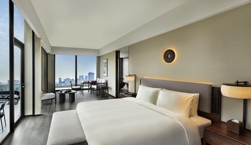 Deluxe Room, 1 King Bed, Lake View