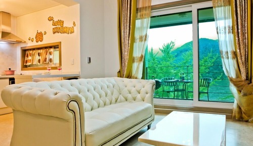 Room (Shaina206)