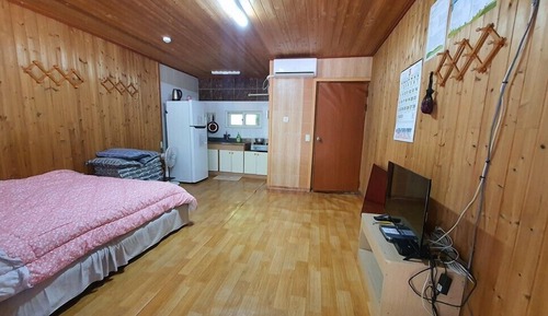 Room (Studio 3)