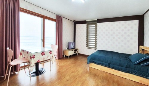 Room (302)