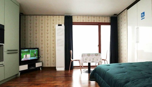 Room (303)