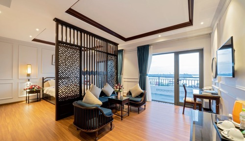 Honeymoon Suite River View with Balcony and Bathtub