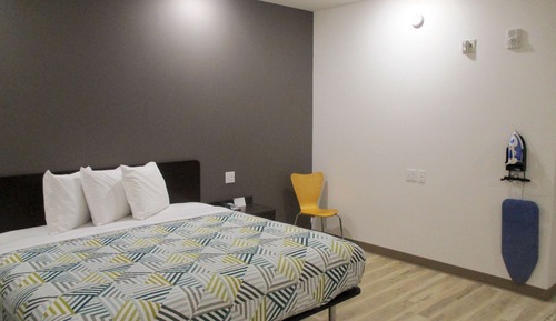 Deluxe Room, 1 Queen Bed, Non Smoking, Kitchenette