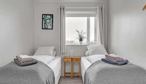 Comfort Apartment, 3 Bedrooms, Kitchen, Lake View (Basement)