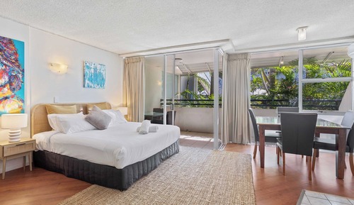 Classic Studio Suite, 1 King Bed, Garden View