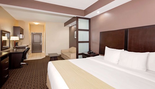 Accessible room, 1 king bed with sitting area, non smoking