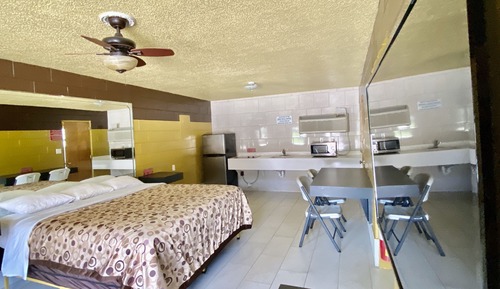 Standard Room, 1 King Bed, Kitchen