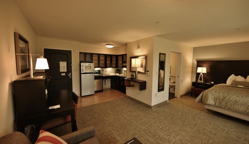 Studio Suite, 1 Queen Bed, Kitchen