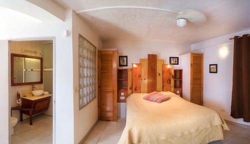 Comfort Room, 1 Queen Bed, Sea View, Poolside