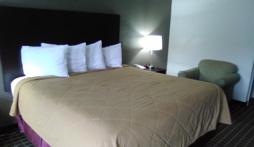 Basic Single Room, 1 King Bed, Smoking