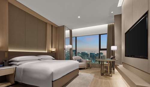 KING GUEST ROOM CITY VIEW