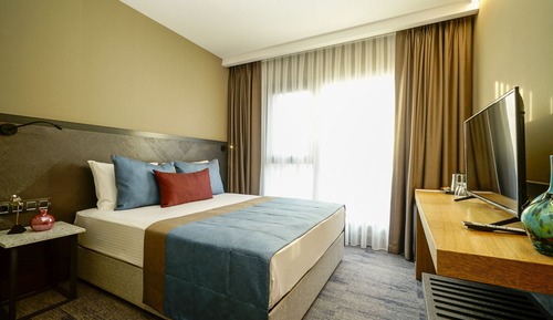 Deluxe Room, Partial Ocean View