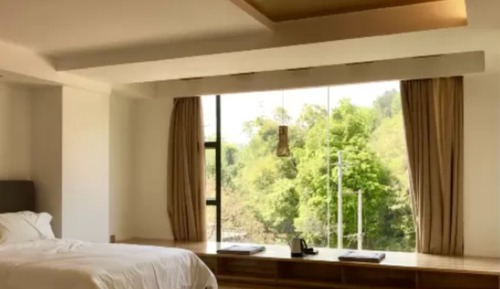 Double Bed Room With Ancient Cloud Lake View
