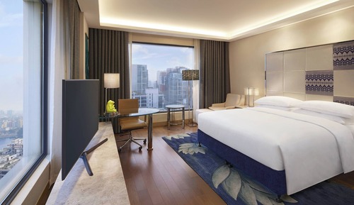 Club Room, 1 King Bed, City View