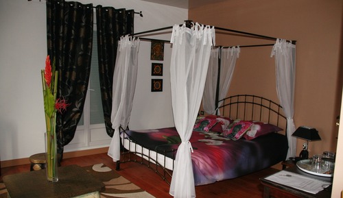 Double Room (Baldaquin)