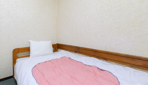 Twin Room, Smoking
