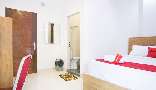 Double Room (RedDoorz)