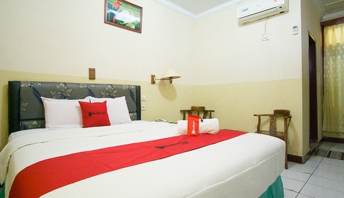 Double Room (RedDoorz)