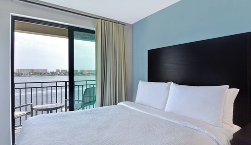 Studio, 1 King Bed with Sofa bed, Balcony (Mobility/Hearing Access, Roll-In Shwr)
