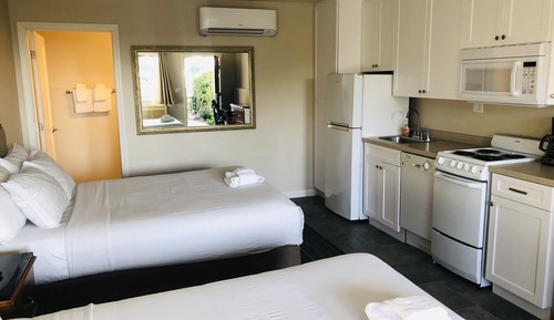 Classic Double Room, 2 Queen Beds, Kitchenette, Partial Ocean View