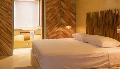 Deluxe Suite, Jetted Tub