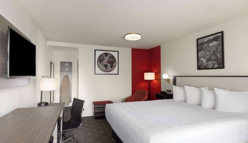 Standard Room, 1 King Bed, Smoking, Courtyard View