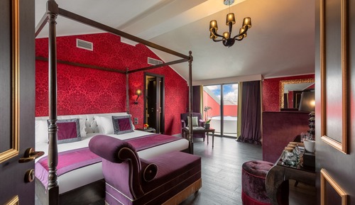 Suite, Hot Tub (Red)