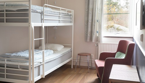 Single Room, Shared Bathroom (excluding bed linen and towels)