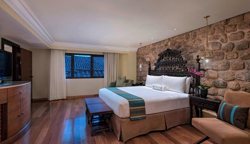 Suite, 1 King Bed, Non Smoking, Mountain View