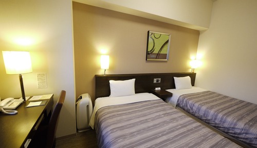 Twin Room, Smoking