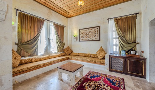 Premium King Cave Suite