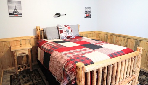 Basic Cabin, 1 Queen Bed (NO PRIVATE BATHROOM)