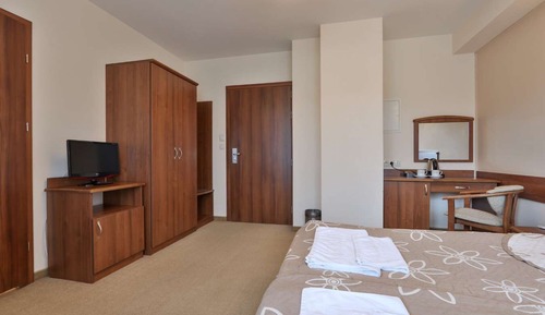 Basic Double Room, 2 Twin Beds, Non Smoking, Mountainside