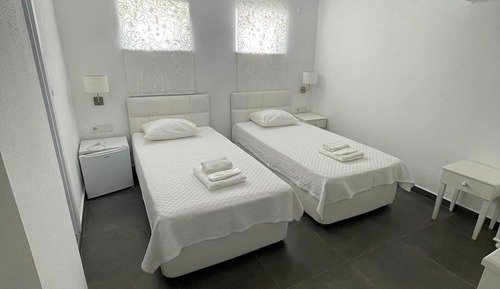 Economy Twin Room - Below Ground Level