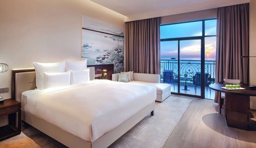 Deluxe Room, 1 King Bed, Balcony, Lake View