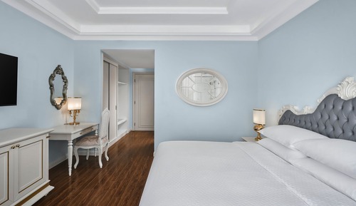 Deluxe Room, 1 King Bed, City View