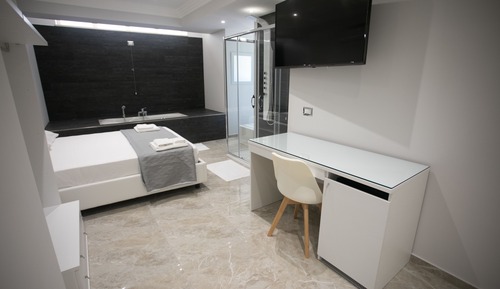 Suite, Jetted Tub