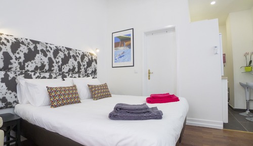 Design Apartment, 3 Bedrooms, Balcony, City View ( CH9 )