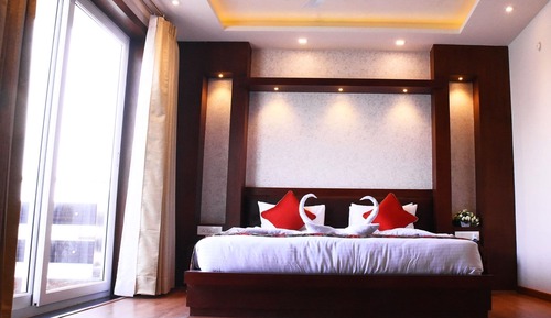Luxury Suite, 1 Queen Bed, Bathtub, Lake View
