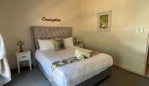 1 Bedroom Suite with Balcony (Beaujolais)
