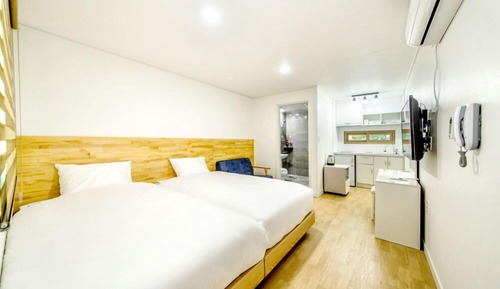 Twin Room (B)