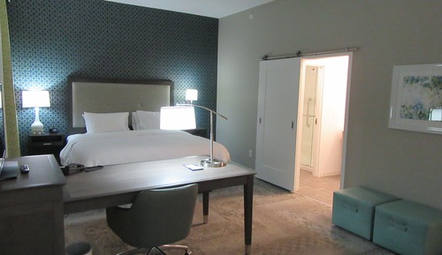 Studio, 1 King Bed, Refrigerator & Microwave (Wet Bar)