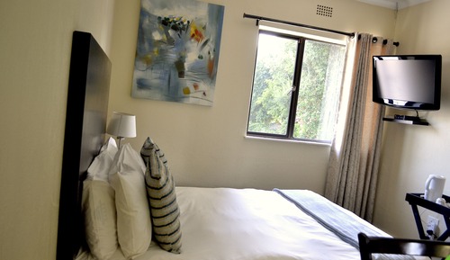 Room (J)