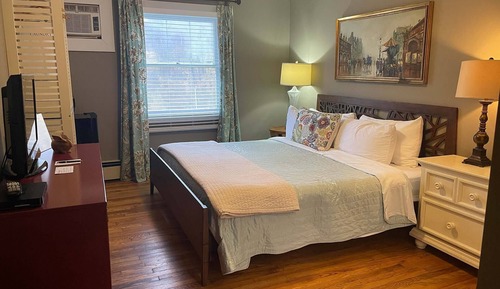 Basic Room, 1 King Bed