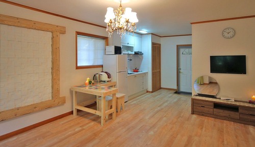 Room (C)